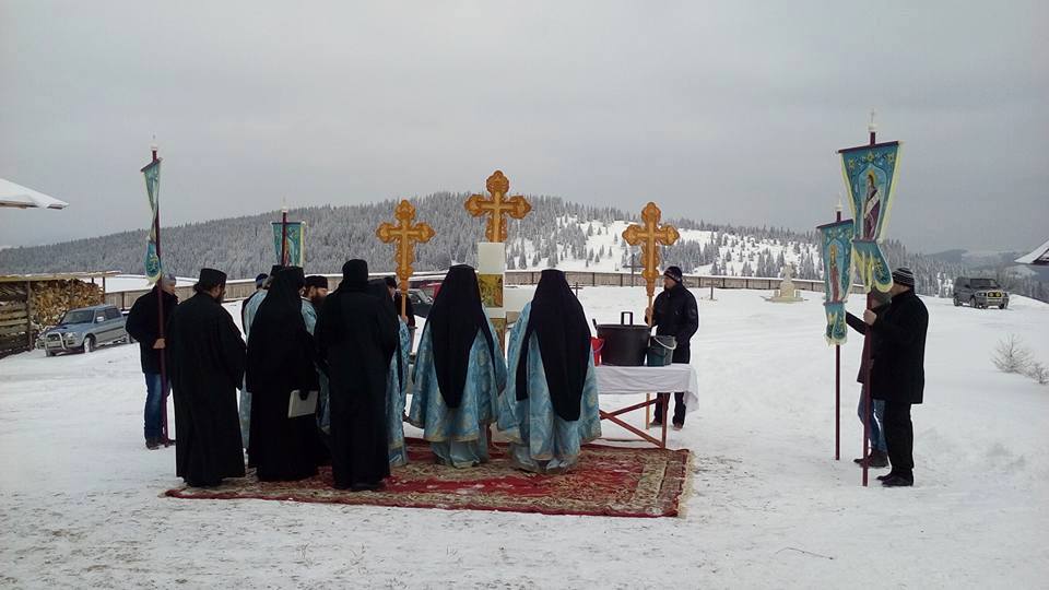 Boboteaza pe stil vechi, sfintirea apei la Salas, Suceava - foto Stancuta Fundiur