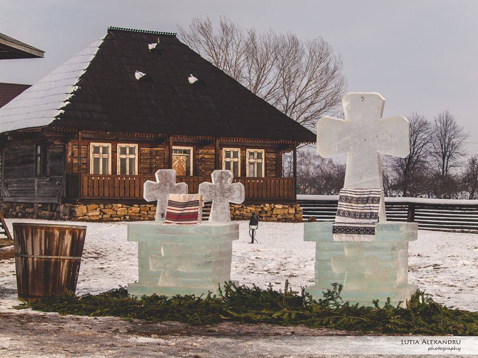 Crucea de gheata de la Horodnic de Sus, Suceava - foto Lutja Alexandru photography