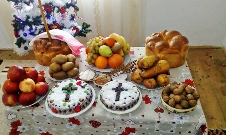 In Ajun de Boboteaza gospodarii satului asteapta parintele sa binecuvinteze masa si sa sfinteasca casa - Vicov, Bucovina - foto Bodnar Elena