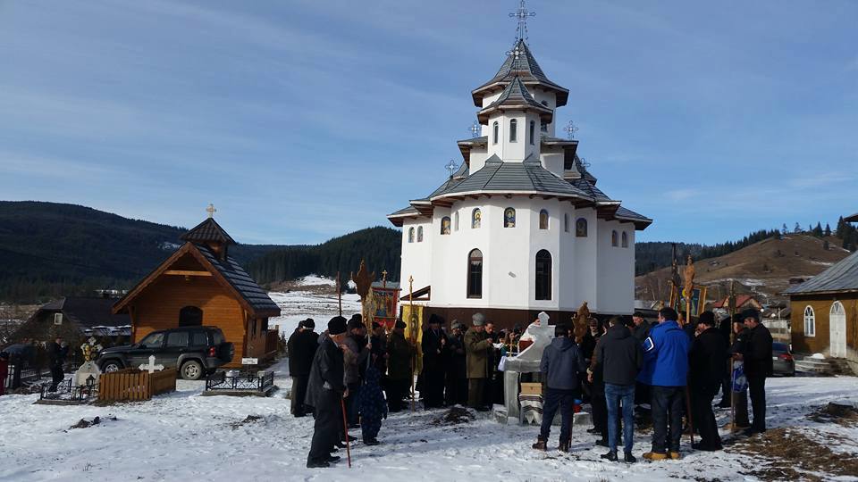 La sfintirea apei de Boboteaza - foto Vasile Chiruta