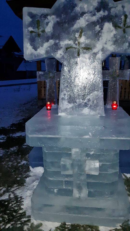 Pregatiri pentru Boboteaza - cruce de gheață la Horodnic de Sus, Suceava 2 - foto Cioby A. Dumitru