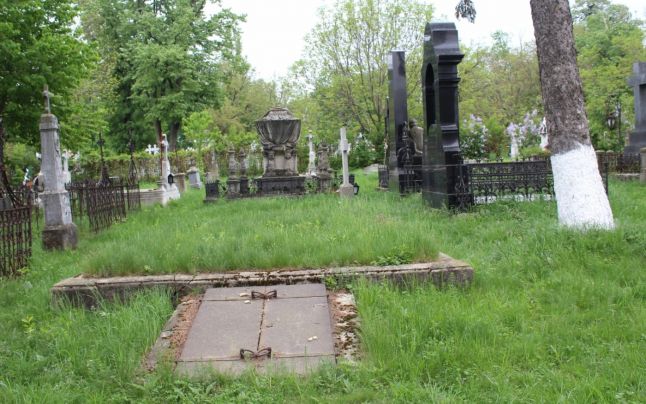 Cimitirul armenesc din Botoşani. În plan îndepărtat unul dintre monumentele funerare ale familiei Manea Foto: Cosmin Zamfirache