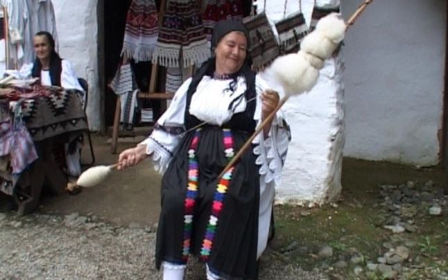 Femeia toarce lână în furca primită de la primul drăguţ, în 1950. Foto: captură video Youtube