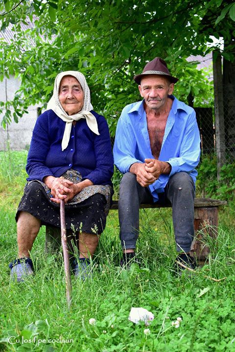 Să mai întâlnești la ora actuală, prin satele românești, țărani care stau pe băncuțele din fața porților în zilele mare se sărbătoare, depănându-și amintirile, este lucru mare