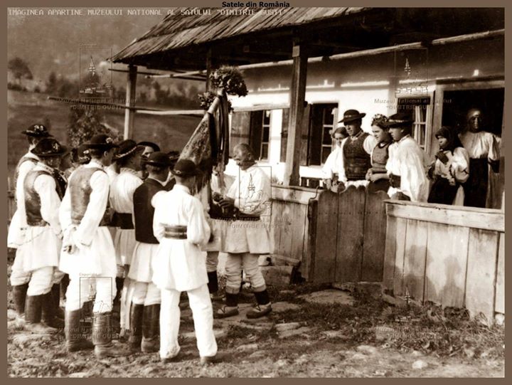 Aspect de nuntă în Șanț, Bistrița-Năsăud. Steagul miresei. 1935 Fotograf: Iosif Berman Fotografie realizată…