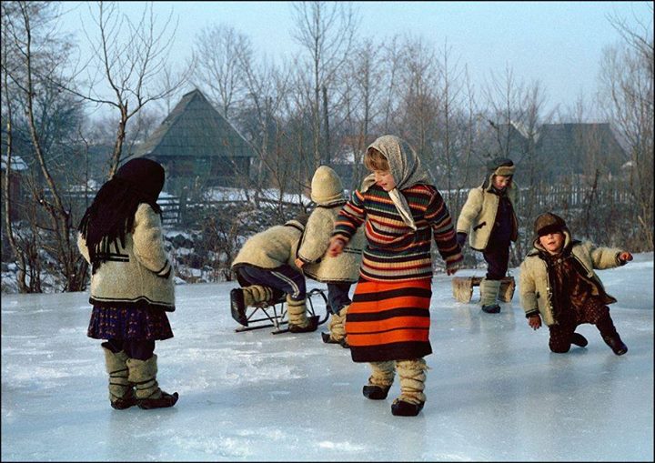 1001 locuri de vizitat in Romania: 🇷🇴️ Coconi mandrii din Valea Izei 1979, #Maramures , #traditii © foto: D a…