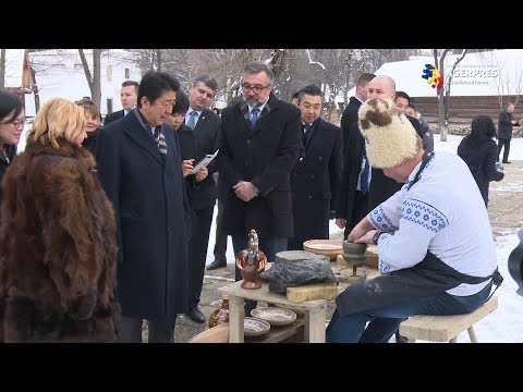 VIDEO: Premierul Japoniei, Shinzo Abe, a vizitat Muzeul Satului