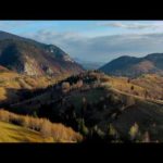 VIDEO: Filmare aeriană: Final de toamnă pe culoarul Rucăr-Bran (România Pitorească)