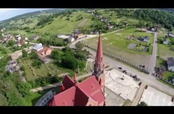 VIDEO: Biserica romano-catolică din Cacica (filmare aeriană)