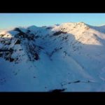 VIDEO: Iarna în văile Munților Bucegi: Filmare aeriană 4K dinspre Peștera spre vârfurile masivului